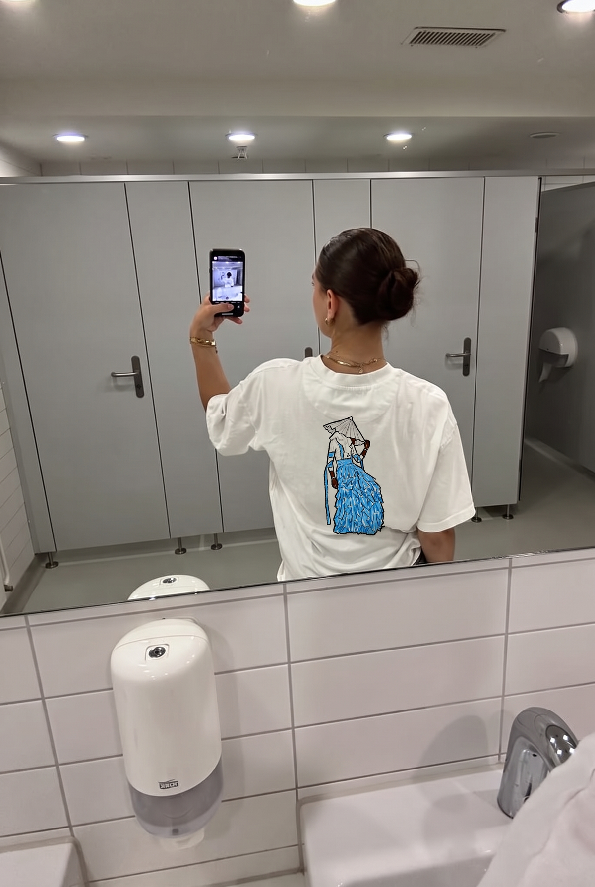 JEFFERY tee, back print in a mirror selfie